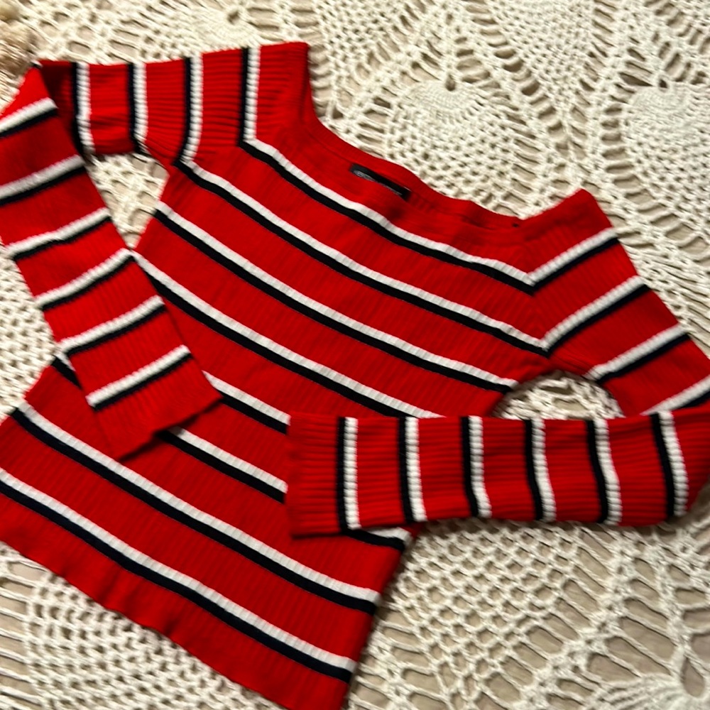 KENDAll & KYLIE light weight sweater. Size XS